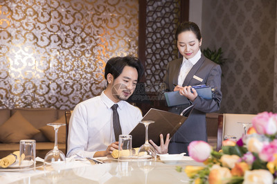 溫暖瞬間 酒店餐廳服務員的專業點菜服務